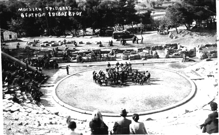 14-4-1936, με το φακό του Γ. Κομποχόλη. Η Σεβάσμια Στοά Τριπόλεως "Θ. Κολοκοτρώνης" στην Επίδαυρο, σε εκδρομή από κοινού, με την Φιλαρμονική Δ. Τριπόλεως.