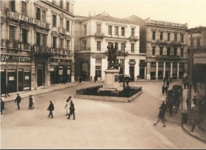 1925, το άγαλμα του Κολοκοτρώνη στην παλιά του θέση, Σταδίου και Κολοκοτρώνη. Μετά τον πόλεμο μετακινήθηκε μπροστά στο κτήριο της Παλιάς Βουλής.