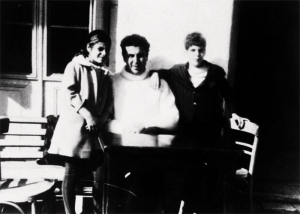 Μίκης Θεοδωράκης, Γιώργος, Μαργαρίτα... Στην Ζάτουνα μπροστά στο καφενείο του Τέρρη. 1968