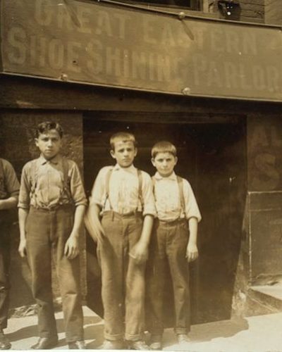 Γιατί τα πρώτα μαγαζιά που άνοιξαν οι Έλληνες μετανάστες στην Αμερική ήταν στιλβωτήρια. Σε μερικά χρόνια είχαν καταφέρει να τους ανήκουν τα περισσότερα καταστήματα στο Σικάγο, τη Νέα Υόρκη και τη Βοστόνη