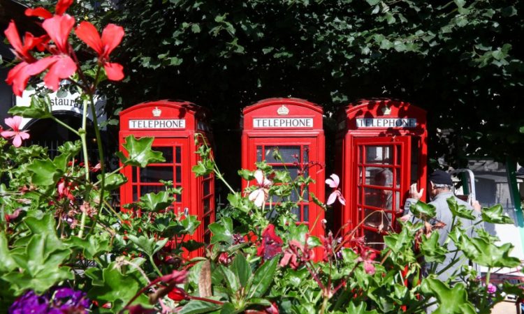Οι διάσημοι κόκκινοι τηλεφωνικοί θάλαμοι της Μ. Βρετανίας μεταμορφώνονται σε μίνι επιχειρήσεις και βιβλιοθήκες