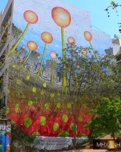 Αυτό είναι το νέο ανθισμένο γκράφιτι της Αθήνας που δεσπόζει στα Εξάρχεια. Στολίζει το αυτοδιαχειριζόμενο πάρκο Ναυρίνου και ο δημιουργός του είναι Ιταλός που έχει λογοκριθεί