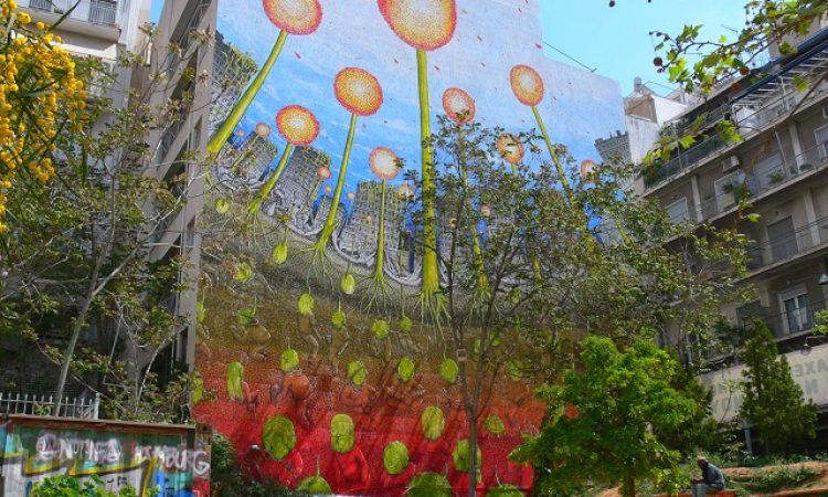 Αυτό είναι το νέο ανθισμένο γκράφιτι της Αθήνας που δεσπόζει στα Εξάρχεια. Στολίζει το αυτοδιαχειριζόμενο πάρκο Ναυρίνου και ο δημιουργός του είναι Ιταλός που έχει λογοκριθεί