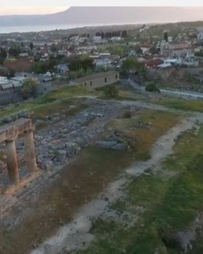 Δείτε από ψηλά την αρχαία Κόρινθο, την πλουσιότερη πόλη της αρχαιότητας. Ιδρύθηκε από τον Σίσυφο και εκεί κατασκευάστηκε η πρώτη τριήρης