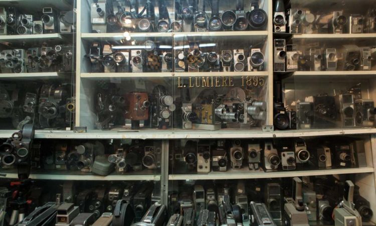 Στη μαγική και άγνωστη συλλογή κινηματογραφικών μηχανών του Δημήτρη Πιστιόλα