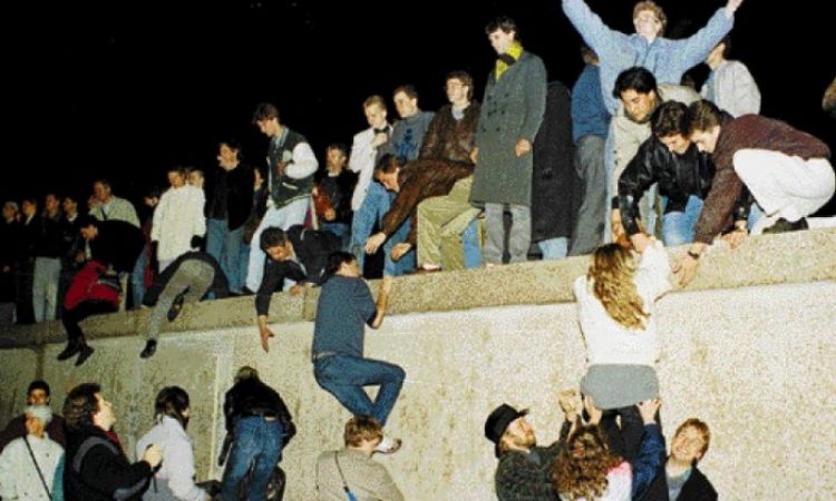 Η νύχτα που έπεσε το Τείχος του Βερολίνου. Η διάλυση της Ανατολικής Γερμανίας σε απευθείας σύνδεση. Πώς η γραφειοκρατία και η βιασύνη του Γ. Γραμματέα κατέβασαν τον κόσμο στο δρόμο