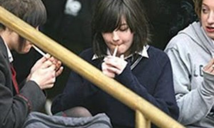 Πρόστιμο έως και 10.000 ευρώ σε διευθυντές σχολείων αν οι μαθητές καπνίζουν