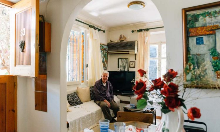 O πιο παλιός κάτοικος των Αναφιώτικων μιλάει για τη ζωή στην ομορφότερη γειτονιά της Αθήνας